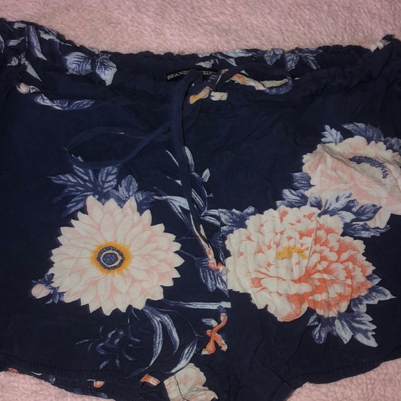 Brandy Melville shorts - Picture 2 of 7